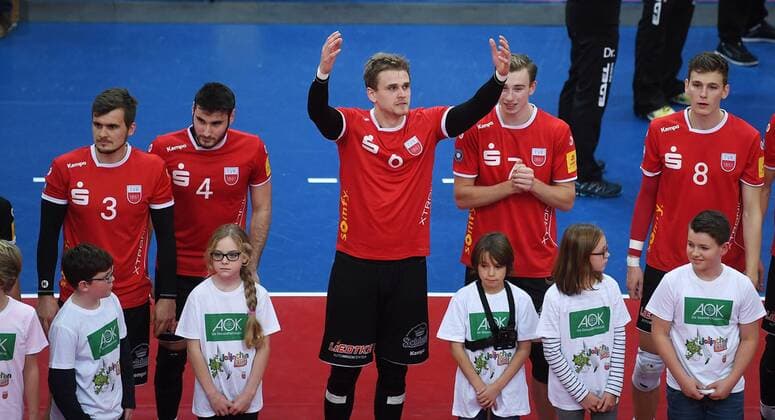 Volleyball 1. Bundesliga Saison 2017 2018 Testspiel TV Rottenburg - Volley Bisons Buehl 11.11.2017 Friederich Nagel (Mitte, TV Rottenburg) bei der Teamvorstellung mit AOK Einlaufkids vor dem Spiel Rottenburg