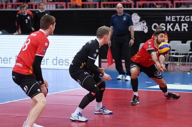 Volleyball 1. Bundesliga Saison 2017 2018 Testspiel TV Rottenburg - Volley Bisons Buehl 11.11.2017 Idner Faustino Lima Martins (re, TV Rottenburg) beobachtet von Johannes Elsaesser (Mitte, TV Rottenburg) und Tim Grozer (li, TV Rottenburg) Rottenburg