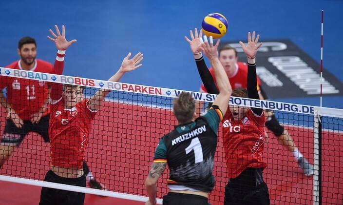 Volleyball 1. Bundesliga Saison 2017 2018 Testspiel TV Rottenburg - Volley Bisons Buehl 11.11.2017 TV Rottenburg Block; Paul Henning (li) und Tim Grozer (re) Rottenburg