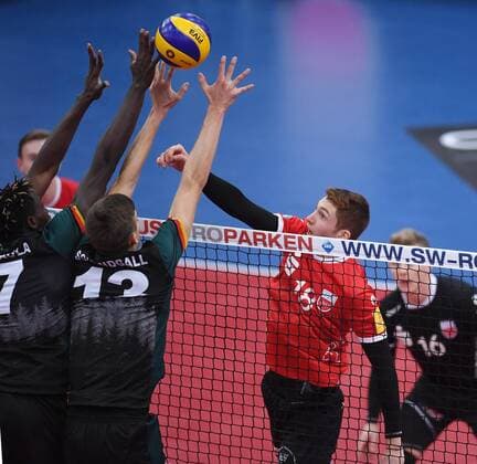 Volleyball 1. Bundesliga Saison 2017 2018 Testspiel TV Rottenburg - Volley Bisons Buehl 11.11.2017 Tim Grozer (re, TV Rottenburg) Rottenburg