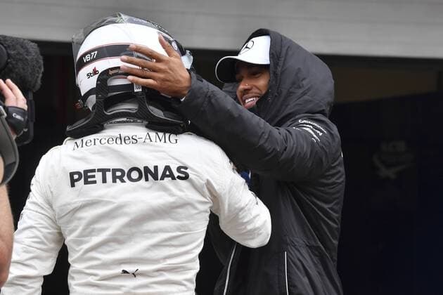 Bilder des Tages - SPORT Jornada de clasificación del Gran Premio de Brasil en el circuito de Interlagos. En la imagen, Valtteri Bottas y Lewis Hamilton.Grand Prix of Brazil qualifying round at Interlagos circuit. In this picture, Valtteri Bottas and Lewis Hamilton.  RV RACING PRESS