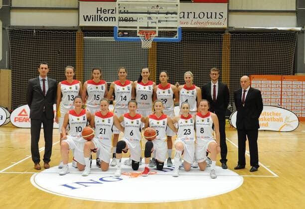 Team Deutschland, hintere Reihe vlnr Patrick Unger,Co-Trainer Deutschland, Svenja Greunke(BC pharmaserv Marburg),GER- 13, Anne Zipser(AXSE BasCats USC Heidelberg)GER- 15,Sonja Greinacher(Wisla Krakau Polen),GER- 14,Nadjeschda Ilmberger(TV Saarlouis Royals),GER- 20,Stefanie Grigoleit(TK Hannover),GER- 29,Marie Bertholdt(BC pharmaserv Marburg),GER- 4,Marc Hahnemann,Co-Trainer Deutschland, Hermann Paar, Trainer Deutschland, vorne vlnr- Stephanie Wagner(BC pharmaserv Marburg),GER- 10,Svenja Brunckhorst(Cavigal Nice Basket 06 Frankreich),GER- 21,Paulina Koerner(Foto, BC Winterthur Schweiz),GER- 6,Alexandra Wilke(BC pharmaserv Marburg),GER- 3,Levke Brodersen(TV Saarlouis Royals),GER- 23,Finja Schaake (BC pharmaserv Marburg) GER- 8, im Spiel Deutschland vs Tschechische Republik, Basketball , EM Qualifikation, 11.11.17, Saarlouis Copyright: xPeterxFranzx Eibner-Pressefotox EP_pfz