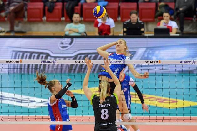Volleyball DVV-Pokal, Frauen Allianz MTV Stuttgart vs Ladies in Black 11.November 2017 DVV-Pokal, Achtelfinale, Damen, Saison 2017 18, Allianz MTV Stuttgart (in blau), gegen Ladies in Black (in schwarz), Jenna Potts, gegen 8 Jeanine Stoeten FOTO: TOM BLOCH
