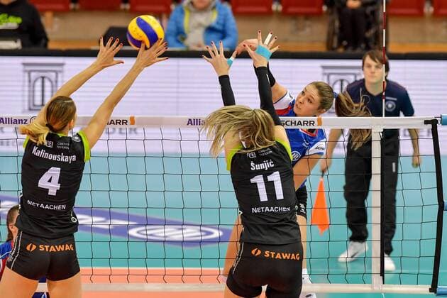 Volleyball DVV-Pokal, Frauen Allianz MTV Stuttgart vs Ladies in Black 11.November 2017 DVV-Pokal, Achtelfinale, Damen, Saison 2017 18, Allianz MTV Stuttgart (in blau), gegen Ladies in Black (in schwarz), Michaela Mlejnkova 16 gegen 11 Jelena Sunjic und 4 Anna Kalinovskaya-Guengoer FOTO: TOM BLOCH