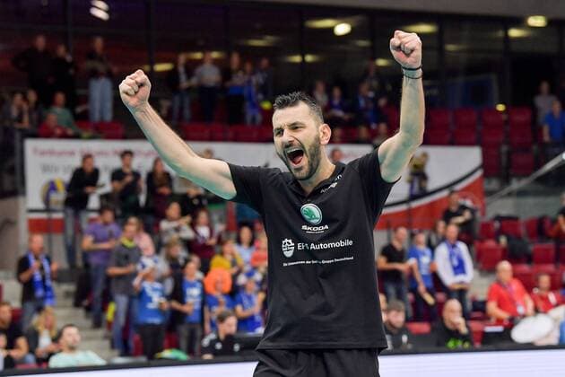 Volleyball DVV-Pokal, Frauen Allianz MTV Stuttgart vs Ladies in Black 11.November 2017 DVV-Pokal, Achtelfinale, Damen, Saison 2017 18, Allianz MTV Stuttgart (in blau), gegen Ladies in Black (in schwarz), Stuttgarts Trainer Giannis Athanasopoulos FOTO: TOM BLOCH