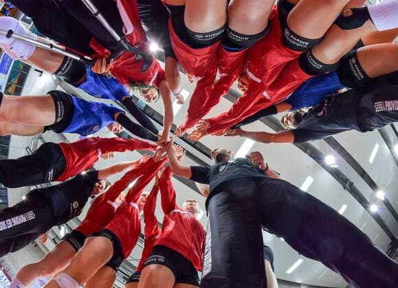 Volleyball DVV-Pokal, Frauen Allianz MTV Stuttgart vs Ladies in Black 11.November 2017 DVV-Pokal, Achtelfinale, Damen, Saison 2017 18, Allianz MTV Stuttgart (in blau), gegen Ladies in Black (in schwarz), Teamgeist, Feature, rechts unten Trainer Giannis Athanasopoulos FOTO: TOM BLOCH