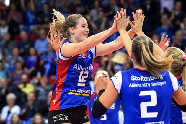 Volleyball DVV-Pokal, Frauen Allianz MTV Stuttgart vs Ladies in Black 11.November 2017 DVV-Pokal, Achtelfinale, Damen, Saison 2017 18, Allianz MTV Stuttgart (in blau), gegen Ladies in Black (in schwarz), Deborah van Daelen jubelt mit Jenna Potts, 2 Femke Stoltenborg FOTO: TOM BLOCH