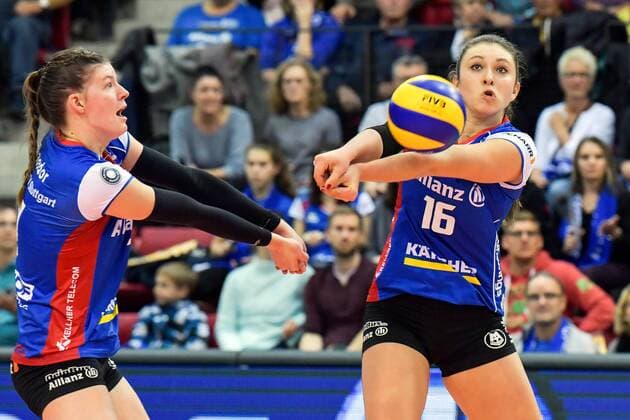 Volleyball DVV-Pokal, Frauen Allianz MTV Stuttgart vs Ladies in Black 11.November 2017 DVV-Pokal, Achtelfinale, Damen, Saison 2017 18, Allianz MTV Stuttgart (in blau), gegen Ladies in Black (in schwarz), Michaela Mlejnkova 16 und links Renata SAndor FOTO: TOM BLOCH