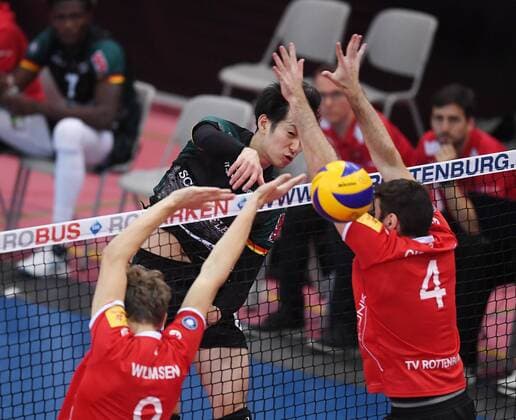 Volleyball 1. Bundesliga Saison 2017 2018 TV Rottenburg - Volley Bisons Buehl 11.11.2017 Masahiro Yanagida (Mitte, Volley Bisons Buehl) gegen Federico Cipollone (re, TV Rottenburg) und Lars Wilmsen (li, TV Rottenburg) Rottenburg
