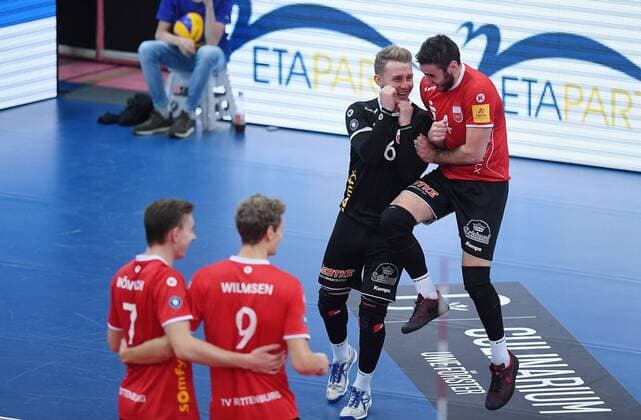 Volleyball 1. Bundesliga Saison 2017 2018 TV Rottenburg - Volley Bisons Buehl 11.11.2017 JUBEL TV Rottenburg; Johannes Elsaesser (2.v.re) und Federico Cipollone (re) sowie Johannes Moennich (vorn li) und Lars Wilmsen Rottenburg