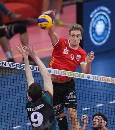 Volleyball 1. Bundesliga Saison 2017 2018 TV Rottenburg - Volley Bisons Buehl 11.11.2017 Lars Wilmsen (oben, TV Rottenburg) Rottenburg