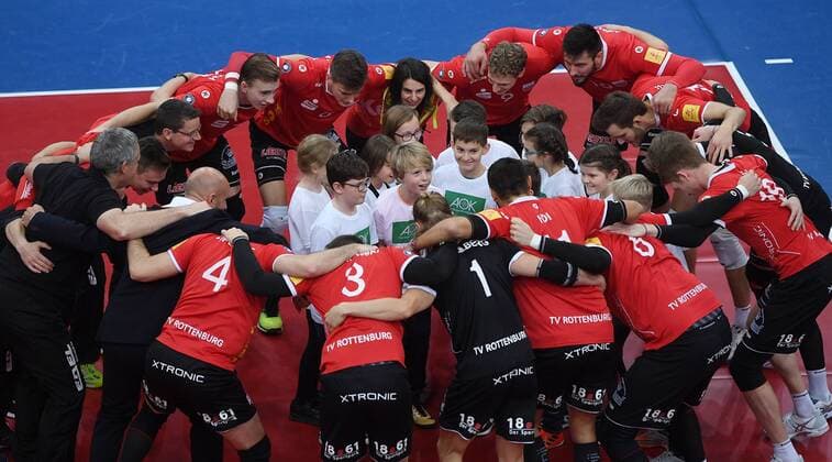 Volleyball 1. Bundesliga Saison 2017 2018 Testspiel TV Rottenburg - Volley Bisons Buehl 11.11.2017 TV Rottenburg Teamkreis mit AOK Einlaufkids vor dem Spiel Rottenburg