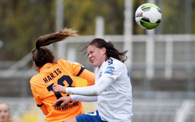 GER, 1.Bundesliga, Frauen, FF USV Jena vs TSG Hoffenheim 12.11.17, Jena, Ernst-Abbe-Sportfeld, GER, Allianz Frauen Bundesliga 1.Bundesliga, Frauen, Saison 2017 2018, 08.Spieltag, FF USV Jena vs TSG Hoffenheim im Bild Lisa Seiler (Jena) gegen Isabella Hartig (Hoffenheim)