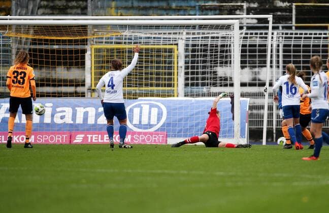 GER, 1.Bundesliga, Frauen, FF USV Jena vs TSG Hoffenheim 12.11.17, Jena, Ernst-Abbe-Sportfeld, GER, Allianz Frauen Bundesliga 1.Bundesliga, Frauen, Saison 2017 2018, 08.Spieltag, FF USV Jena vs TSG Hoffenheim im Bild Torhüterin Justien Odeurs (Jena) machtlos, Nicole Billa (Hoffenheim) erzielt das Tor zum 0:2