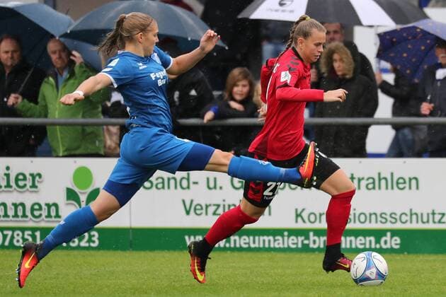 v.li.: Johanna Tietge (Sand, 6), Klara Bühl (Klara Buehl, Freiburg, 21), , Aktion, Action, Spielszene, Fussball, Allianz Frauen-Bundesliga, SC Sand - SC Freiburg,