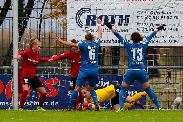 v.li.: Der Ball hat die Torlinie bereits überschritten, Johanna Tietge (Sand, 6) und Sylvia Arnold (Sand, 13), jubeln über das Tor zum 1:0, Jubel, Torjubel, Torerfolg, celebrate the goal, goal, celebration, Jubel ueber das Tor, optimistisch, Action, Aktion, Fussball, Allianz Frauen-Bundesliga, SC Sand - SC Freiburg,
