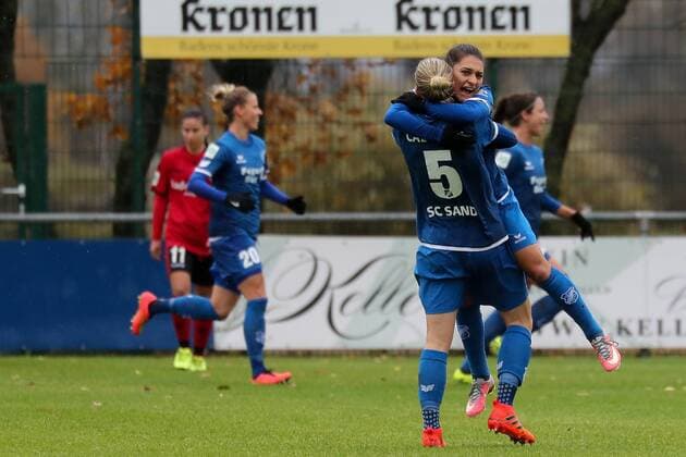 v.li.: Diane Caldwell (Sand, 5), Leticia Santos de Oliveira (Sand, 2), jubeln über das Tor zum 1:0, Jubel, Torjubel, Torerfolg, celebrate the goal, goal, celebration, Jubel ueber das Tor, optimistisch, Action, Aktion, Fussball, Allianz Frauen-Bundesliga, SC Sand - SC Freiburg,
