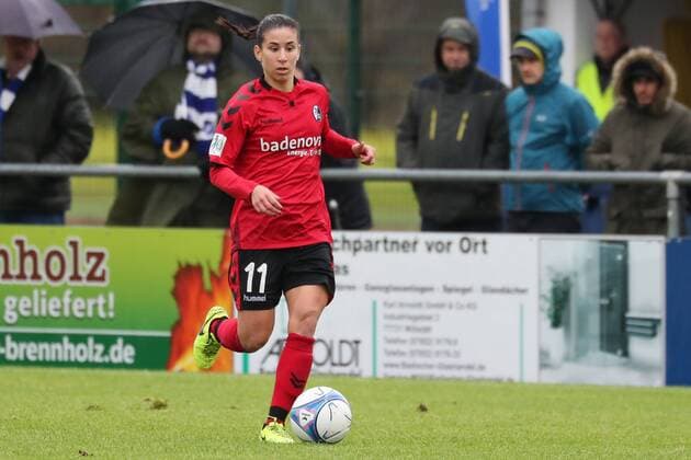 Hasret Kayikci (Freiburg, 11), am Ball, Spielszene Freisteller, Ganzkörper, Einzelbild, Aktion, Action, Fussball, Allianz Frauen-Bundesliga, SC Sand - SC Freiburg,