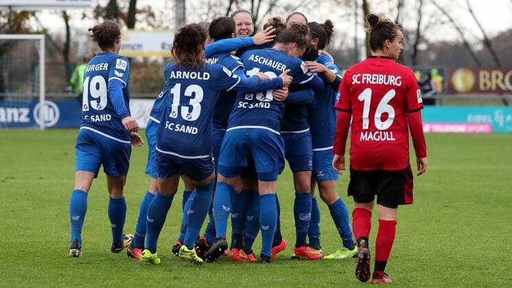 Spielerinnen vom SC Sand jubeln über das Tor zum 2:1, Jubel, Torjubel, Torerfolg, celebrate the goal, goal, celebration, Jubel ueber das Tor, optimistisch, Action, Aktion, Fussball, Allianz Frauen-Bundesliga, SC Sand - SC Freiburg,