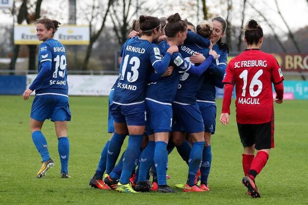 Spielerinnen vom SC Sand jubeln über das Tor zum 2:1, Jubel, Torjubel, Torerfolg, celebrate the goal, goal, celebration, Jubel ueber das Tor, optimistisch, Action, Aktion, Fussball, Allianz Frauen-Bundesliga, SC Sand - SC Freiburg,