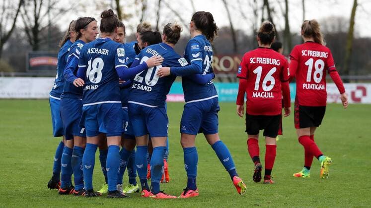 Spielerinnen vom SC Sand jubeln über das Tor zum 2:1, Jubel, Torjubel, Torerfolg, celebrate the goal, goal, celebration, Jubel ueber das Tor, optimistisch, Action, Aktion, Fussball, Allianz Frauen-Bundesliga, SC Sand - SC Freiburg,