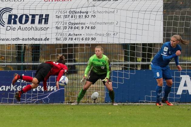 v.li.: Lina Maria Magull (Freiburg, 16) erzielt das Tor zum 2:2, Treffer, Torerfolg, Carina Schlüter (Carina Schlueter, Torwart, Sand, 1) und Johanna Tietge (Sand, 6) können nicht eingreifen, Action, Aktion, Fussball, Allianz Frauen-Bundesliga, SC Sand - SC Freiburg,