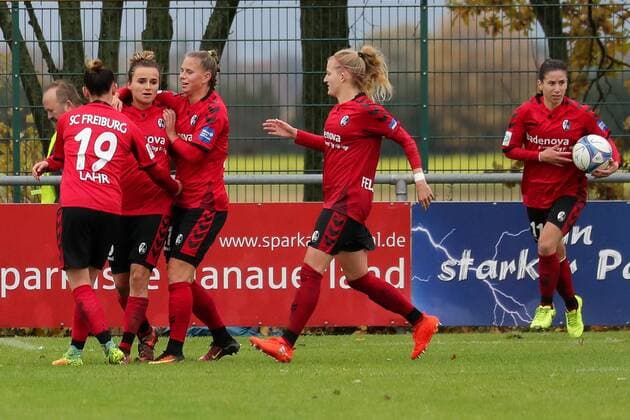 v.li.: Jobina Verena Lahr (Freiburg, 19), Torschützin Lina Maria Magull (Freiburg, 16), Klara Bühl (Klara Buehl, Freiburg, 21), Kim Fellhauer (Freiburg, 5), Hasret Kayikci (Freiburg, 11), jubeln über das Tor zum 2:2, Jubel, Torjubel, Torerfolg, celebrate the goal, goal, celebration, Jubel ueber das Tor, optimistisch, Action, Aktion, Fussball, Allianz Frauen-Bundesliga, SC Sand - SC Freiburg,