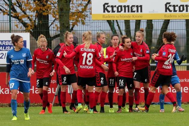 Spielerinnen vom SC Freiburg jubeln mit Torschützin Lina Maria Magull (Freiburg, 16), jubeln über das Tor zum 2:2, Jubel, Torjubel, Torerfolg, celebrate the goal, goal, celebration, Jubel ueber das Tor, optimistisch, Action, Aktion, Fussball, Allianz Frauen-Bundesliga, SC Sand - SC Freiburg,
