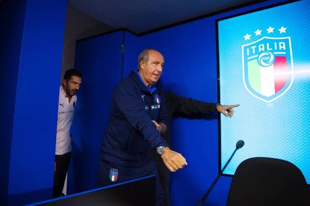 Fußball, Training und PK Nationalteam Italien 171112 Gianluigi Buffon och förbundskapten Gian Piero Ventura pa väg in till Italiens fotbollslandslags presskonferens den 12 november 2017 i Milano.  Copyright: JOELxMARKLUND BB171112JM002