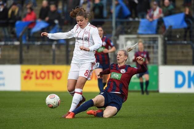 Fussball, Frauen, 1. Bundesliga, Saison 2017 18, 8. Spieltag, 1. FFC Turbine Potsdam - FC Bayern München, Melanie Leupolz (Nr. 8, FC Bayern München), Johanna Elsig (Nr. 4, 1. FFC Turbine Potsdam), 12.11.17, Copyright: xMichaelxHundtx xMatthiasxKochx