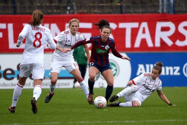Fussball, Frauen, 1. Bundesliga, Saison 2017 18, 8. Spieltag, 1. FFC Turbine Potsdam - FC Bayern München, Melanie Leupolz (Nr. 8, FC Bayern München), Carina Wenninger (Nr. 19, FC Bayern München), Viktoria Schwalm (Nr. 17, 1. FFC Turbine Potsdam), Simone Laudehr (Nr. 21, FC Bayern München), 12.11.17, Copyright: xMichaelxHundtx xMatthiasxKochx