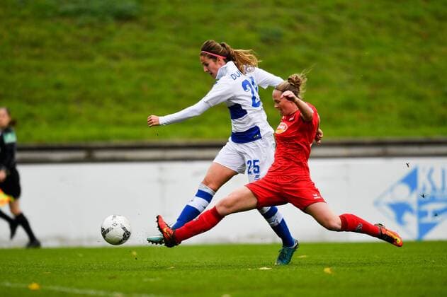 Romina Frommont (Köln, 23) versucht Pia Rijsdijk (MSV Duisburg) (25) beom Torschuss zu blocken, Fussball, Allianz Frauen-Bundesliga,MSV Duisburg - 1. FC Köln,