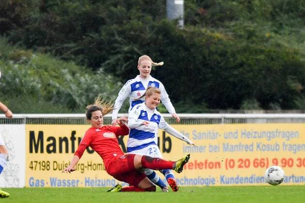 Julia Arnold (Köln, 31) klärt vor Vanessa Martini (MSV, 22), Fussball, Allianz Frauen-Bundesliga,MSV Duisburg - 1. FC Köln,