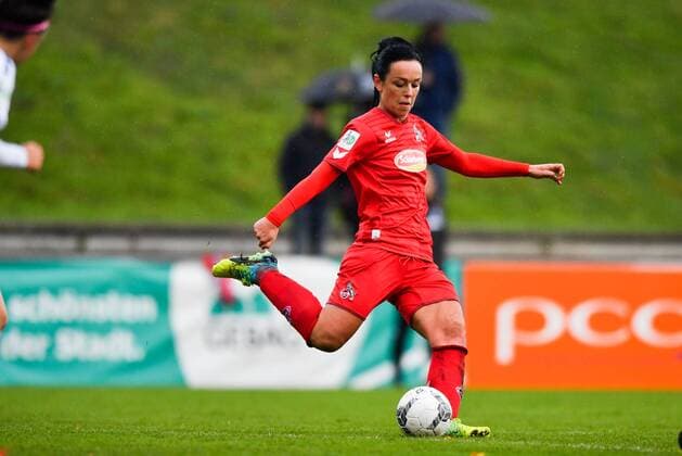 Peggy Nietgen (Köln, 21) spielt den Ball, Fussball, Allianz Frauen-Bundesliga,MSV Duisburg - 1. FC Köln,