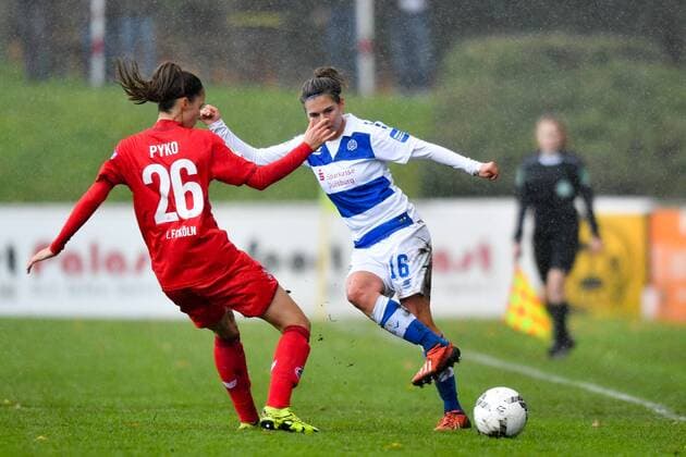 Rieke Dieckmann (MSV, 16) umspielt Marie Pyko (Köln, 26), Fussball, Allianz Frauen-Bundesliga,MSV Duisburg - 1. FC Köln,