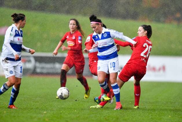 Sofia Nati (MSV, 10) kann sich gegen zwei Gegenspielerinnen durchsetzen, Fussball, Allianz Frauen-Bundesliga,MSV Duisburg - 1. FC Köln,