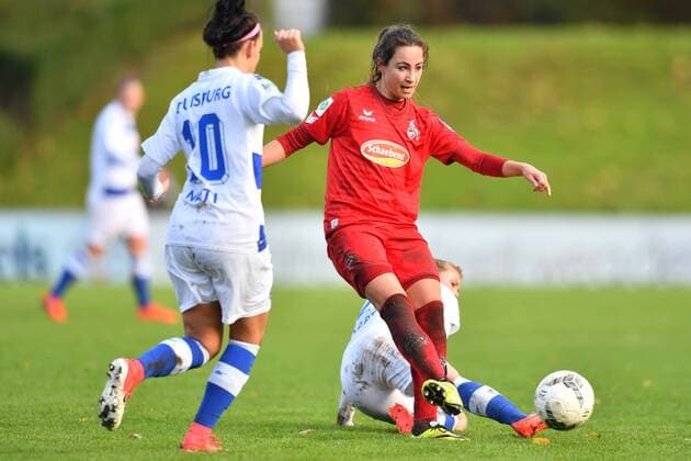 Julia Arnold (Köln, 31) spielt den Ball im Mittelfeld, Fussball, Allianz Frauen-Bundesliga,MSV Duisburg - 1. FC Köln,
