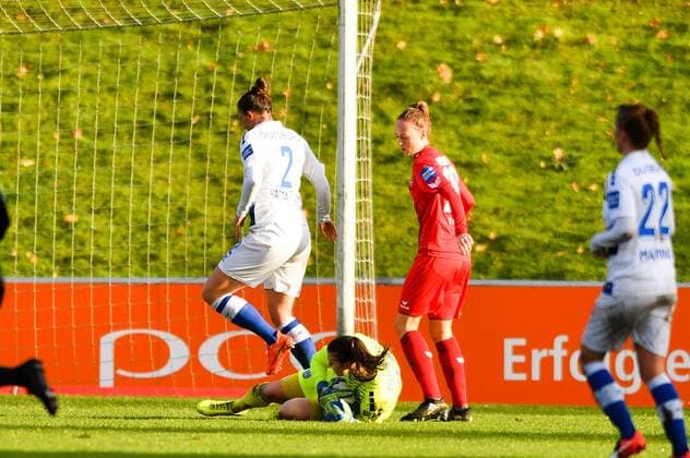 Lena Nuding (Torwart, MSV, 23) kann den Ball halten, Fussball, Allianz Frauen-Bundesliga,MSV Duisburg - 1. FC Köln,