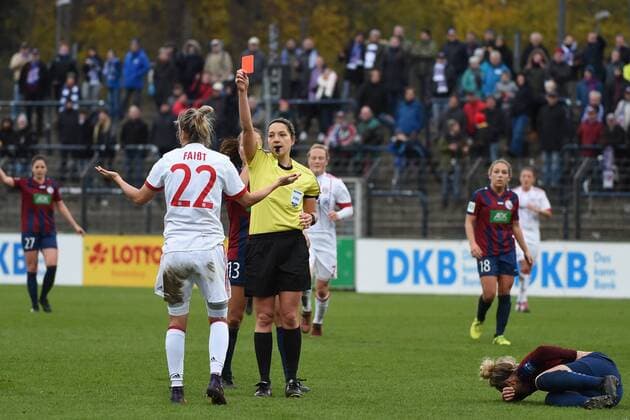 Themen der Woche - SPORT Fussball, Frauen, 1. Bundesliga, Saison 2017 18, 8. Spieltag, 1. FFC Turbine Potsdam - FC Bayern München, Rote Karte gegen Verena Faißt (Nr. 22, FC Bayern München), 12.11.17, Copyright: xMichaelxHundtx xMatthiasxKochx