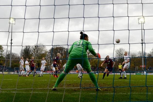 Fussball, Frauen, 1. Bundesliga, Saison 2017 18, 8. Spieltag, 1. FFC Turbine Potsdam - FC Bayern München, Gina Chmielinski (Nr. 18, 1. FFC Turbine Potsdam) erzielt das Tor zum 2:2, 12.11.17, Copyright: xMichaelxHundtx xMatthiasxKochx