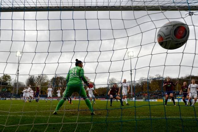 Fussball, Frauen, 1. Bundesliga, Saison 2017 18, 8. Spieltag, 1. FFC Turbine Potsdam - FC Bayern München, Gina Chmielinski (Nr. 18, 1. FFC Turbine Potsdam) erzielt das Tor zum 2:2, 12.11.17, Copyright: xMichaelxHundtx xMatthiasxKochx
