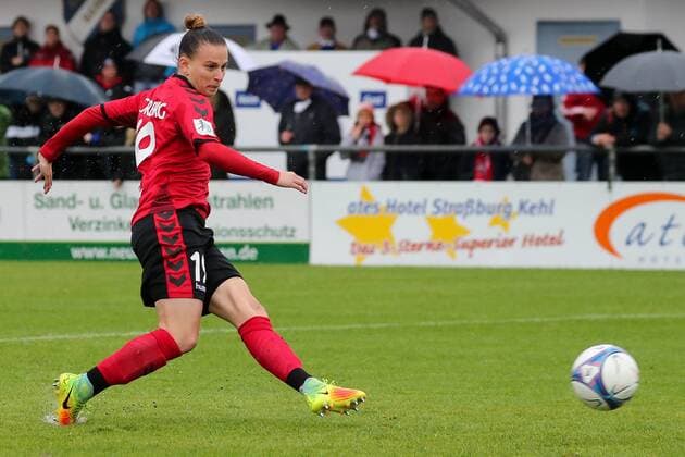 Torschuss durch Jobina Verena Lahr (Freiburg, 19), Freisteller, Ganzkörper, Einzelbild, Aktion, Action, Fussball, Allianz Frauen-Bundesliga, SC Sand - SC Freiburg,