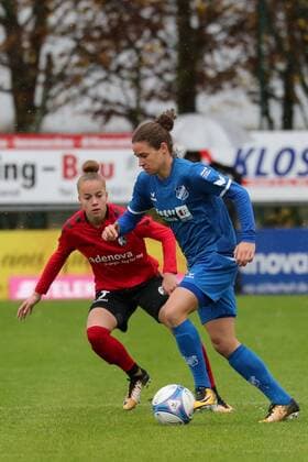 v.li.: Giulia Gwinn (Freiburg, 7), Nina Burger (Sand, 19), Aktion, Action, Spielszene, Fussball, Allianz Frauen-Bundesliga, SC Sand - SC Freiburg,