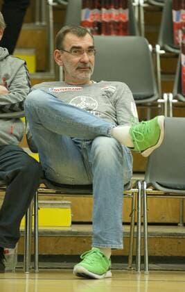Torwart-Trainer Andreas Thiel (Leverkusen) sitzt entspannt auf der Bank beim Spiel Bayer 04 Leverkusen vs. Bad Wildungen Vipers, Handball, Damen, 1. Bundesliga, 12.11.2017 Leverkusen Copyright: xMarioxHommesx Eibner-Pressefotox EP_mhs