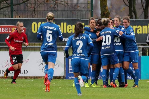 Spielerinnen vom SC Sand jubeln über das Tor zum 1:0, Jubel, Torjubel, Torerfolg, celebrate the goal, goal, celebration, Jubel ueber das Tor, optimistisch, Action, Aktion, Fussball, Allianz Frauen-Bundesliga, SC Sand - SC Freiburg,
