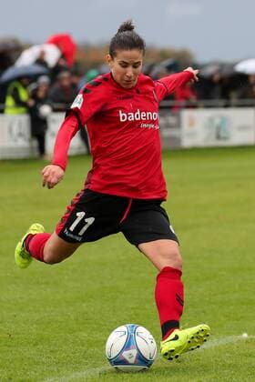 Hasret Kayikci (Freiburg, 11), am Ball, Spielszene, Freisteller, Ganzkörper, Einzelbild, Aktion, Action, Fussball, Allianz Frauen-Bundesliga, SC Sand - SC Freiburg,