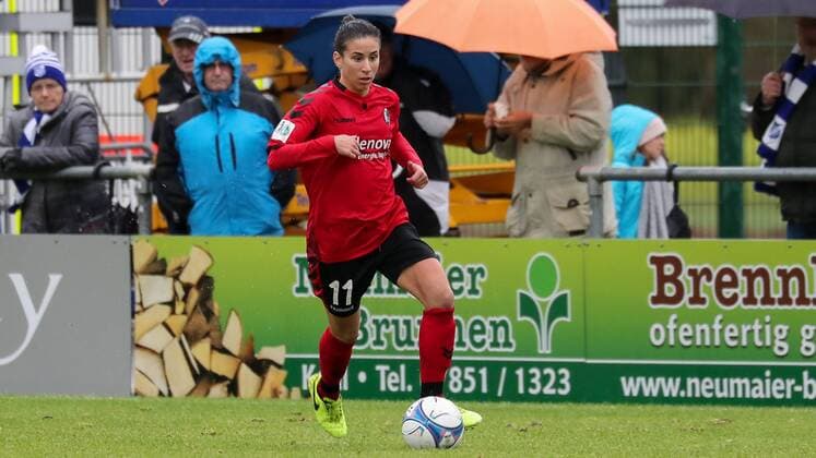 Hasret Kayikci (Freiburg, 11), am Ball, Spielszene, Freisteller, Ganzkörper, Einzelbild, Aktion, Action, Fussball, Allianz Frauen-Bundesliga, SC Sand - SC Freiburg,