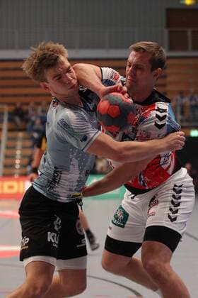 Handball 3. Liga Nord 2017 2018 - Handball Verein Hamburg vs. DHK Flensborg Philipp Jochimsen (Flensborg) im Zweikampf gegen Niklas Weller (Hamburg) . Sporthalle Alsterdorf Hamburg
