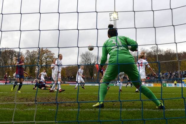 Fussball, Frauen, 1. Bundesliga, Saison 2017 18, 8. Spieltag, 1. FFC Turbine Potsdam - FC Bayern München, Rachel Kiwic (Nr. 25, 1. FFC Turbine Potsdam, verdeckt) erzielt gegen TW Manuela Zinsberger (Nr. 31, FC Bayern München) das Tor zum 1:1, 12.11.17, Copyright: xMichaelxHundtx xMatthiasxKochx