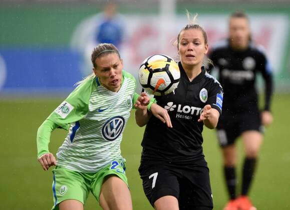 Lara Dickenmann (Wolfsburg, 21), Margarita Gidion 7 (Frankfurt) (171112) WOLFSBURG, DEUTSCHLAND -- Fussball, Allianz Frauen-Bundesliga, 8. Spieltag: VfL Wolfsburg vs 1. FFC Frankfurt am 12. November 2017 im AOK Stadion in Wolfsburg, Deutschland.